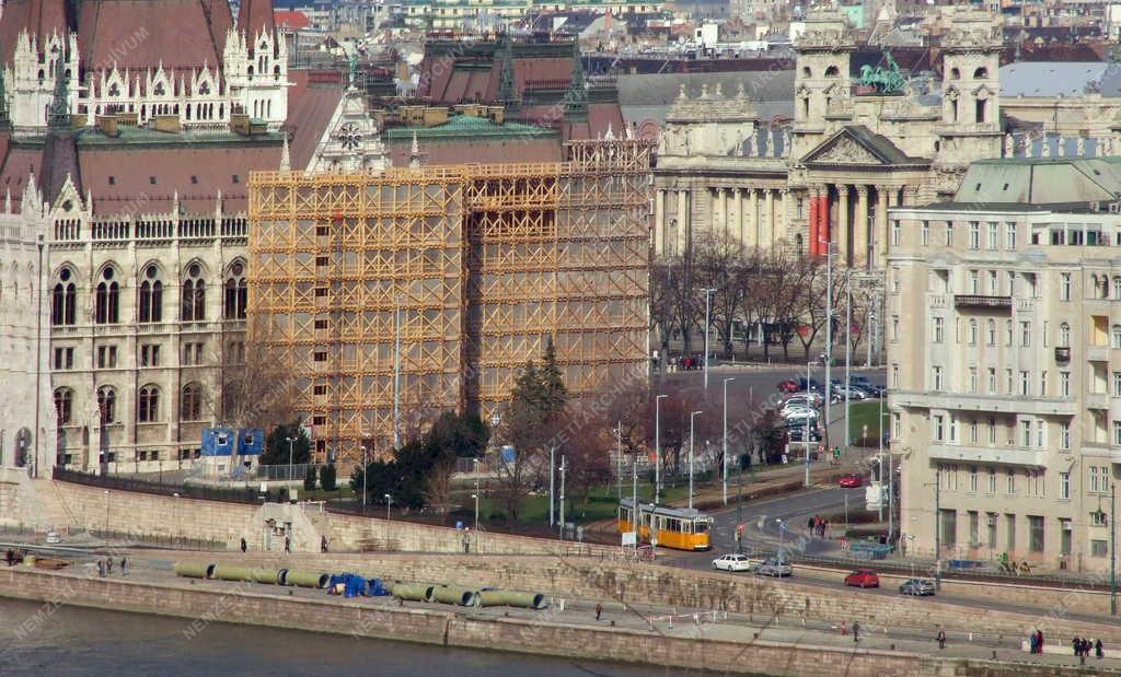 Felújítás - A felállványozott Országház a Kossuth téren