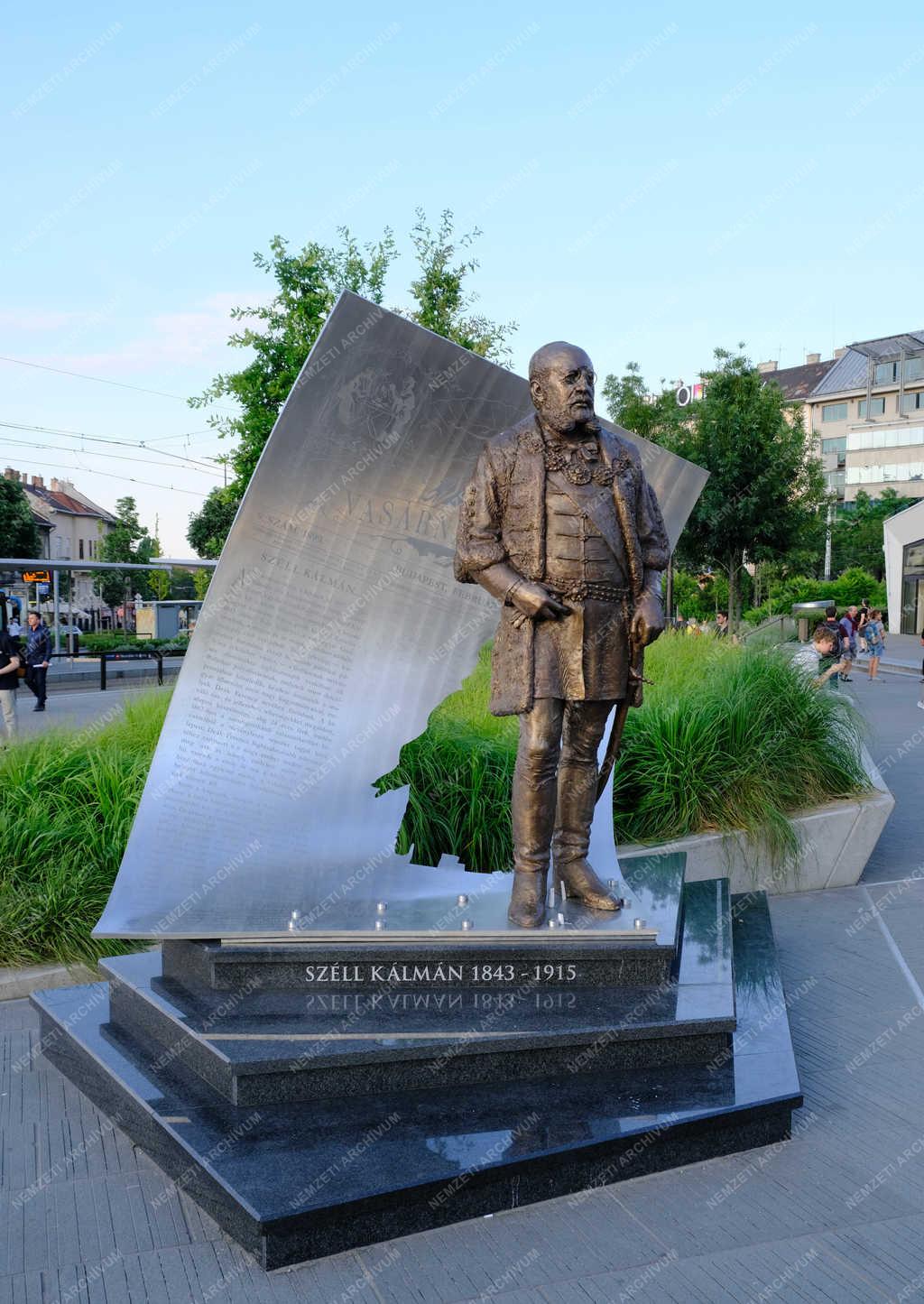 Köztéri szobor - Budapest - Széll Kálmán bronzszobra 
