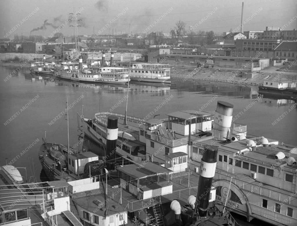 Közlekedés - MAHART személyhajók a téli kikötőben 