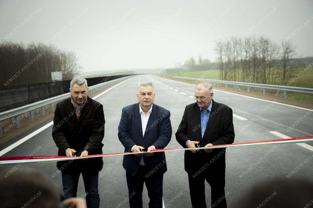 Az M44 gyorsforgalmi út M5-ös autópálya és Szentkirály közötti szakaszának átadása
