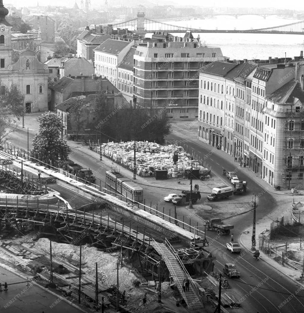 Városkép - Budapest - Épül az Erzsébet híd a Tabánnál