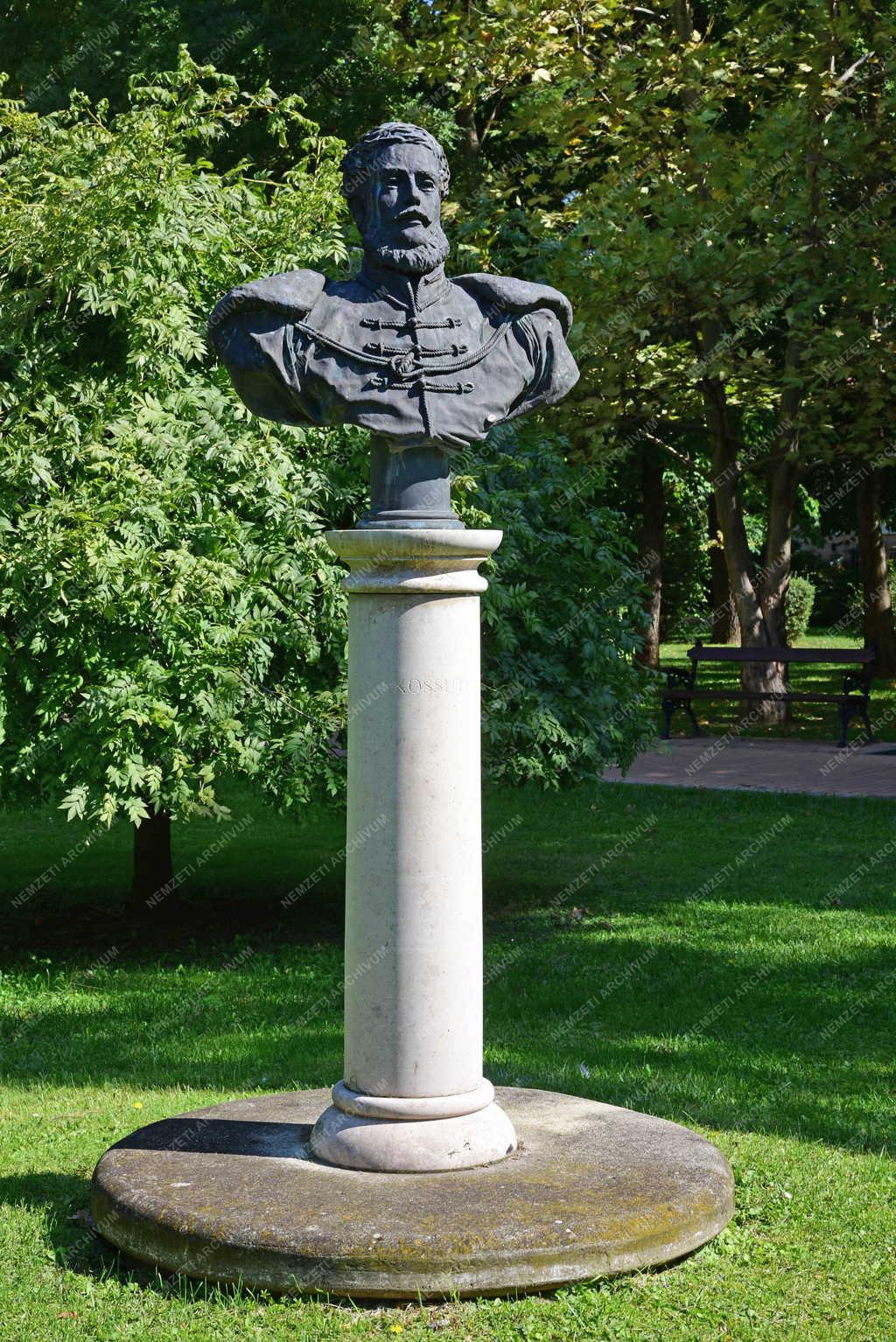 Városkép - Szarvas - Kossuth Lajos mellszobra