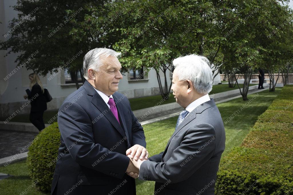 Orbán Viktor az ázsiai befektetési bank elnökével tárgyalt
