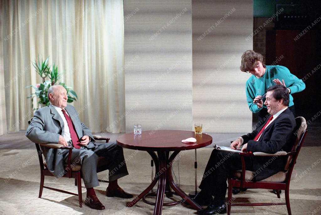 Kádár János a Televízió székházában