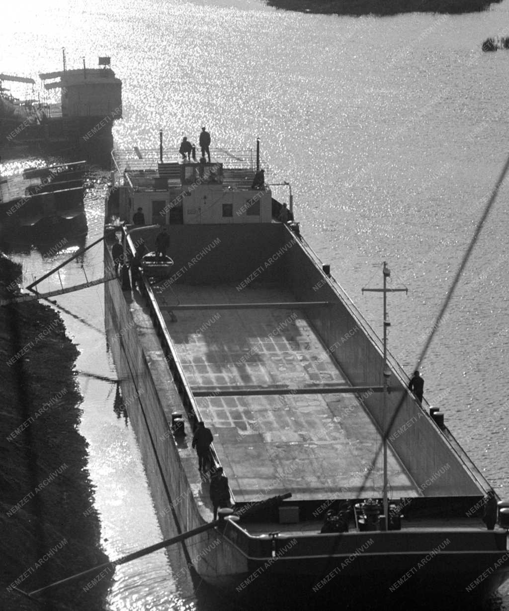 Közlekedés - Új MAHART folyami uszály épült