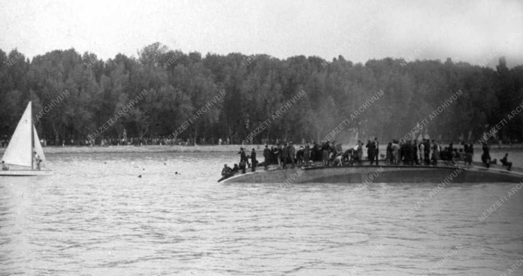 Baleset – Felborult a Pajtás gőzhajó a Balatonon