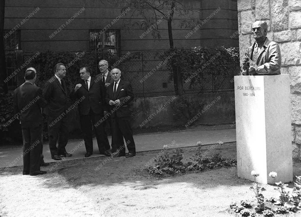 Kultúra - Pór Bertalan szobrának leleplezése
