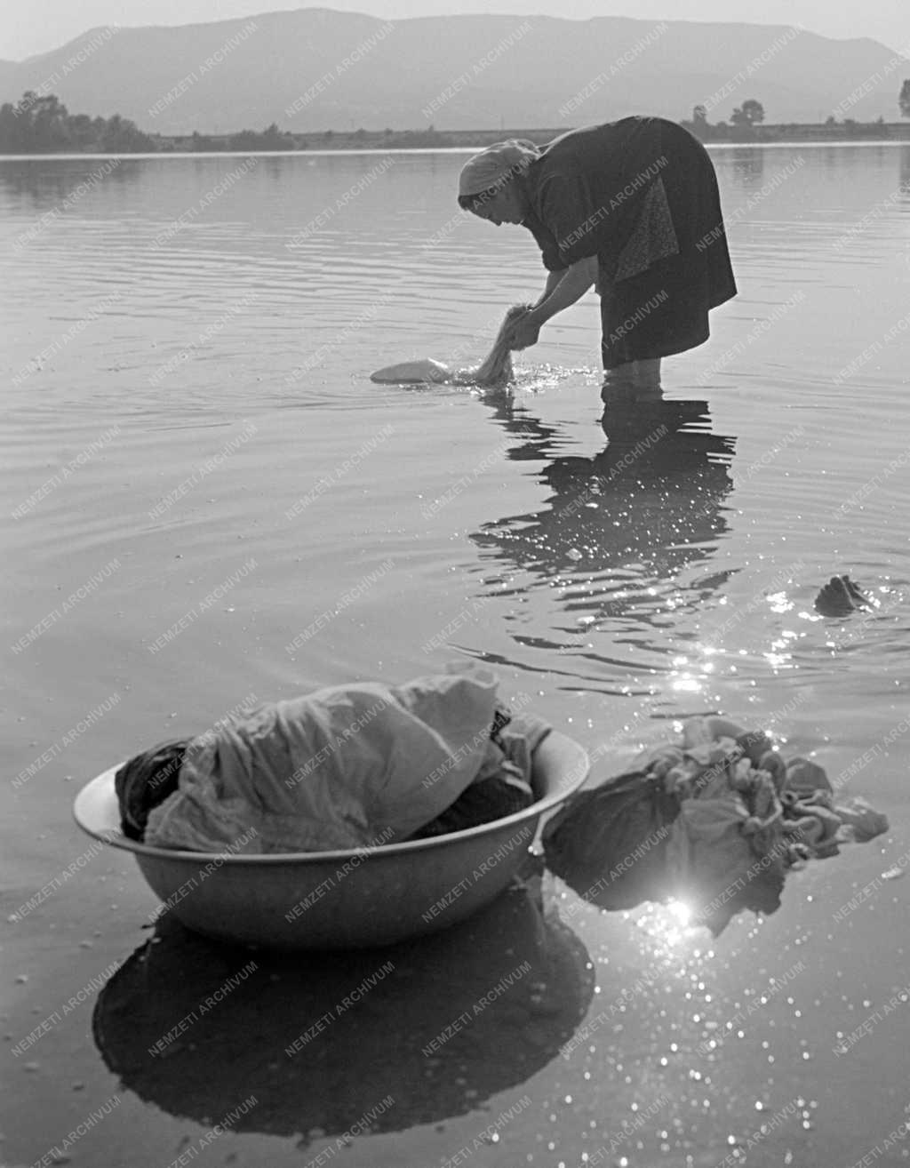Életkép - Nagymosás a Dunában Sződligetnél