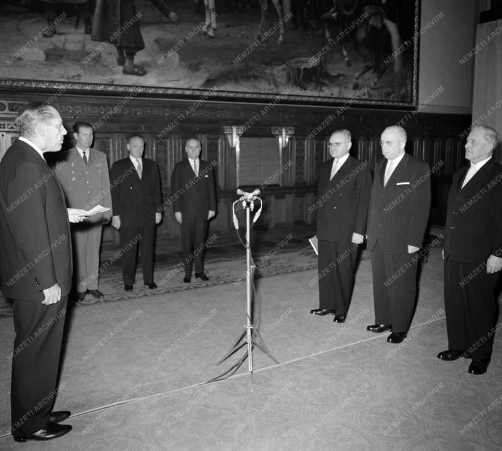 Diplomácia - Megbízólevél átadása 