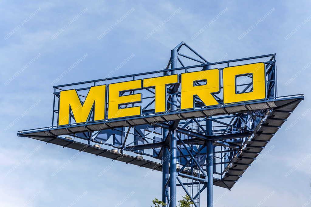 Tárgy - Budapest - A Metro Kereskedelmi Kft. névfelirata