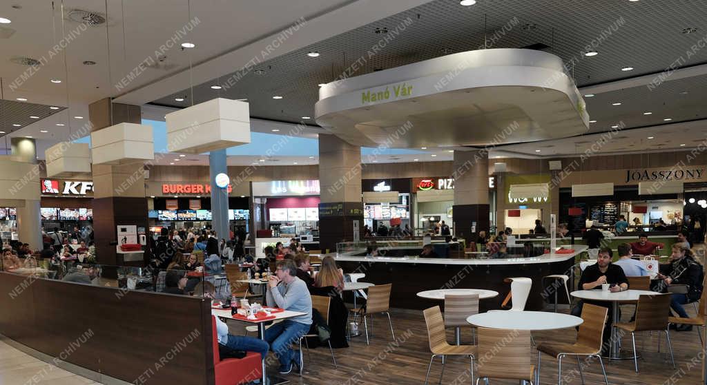 Kereskedelem - Budapest - Corvin Plaza 