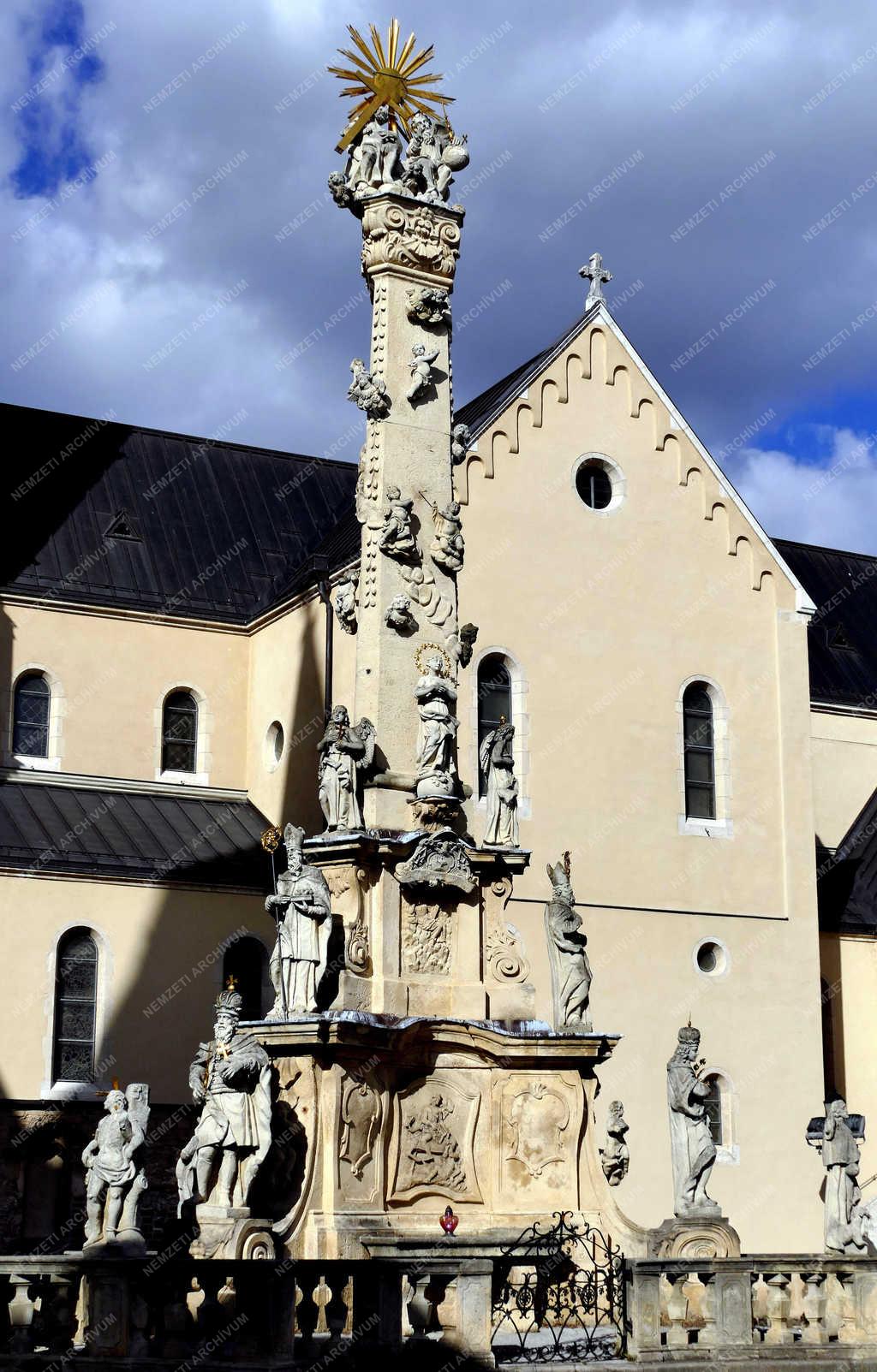 Műemlék - Veszprém - Szentháromság-szobor a várban