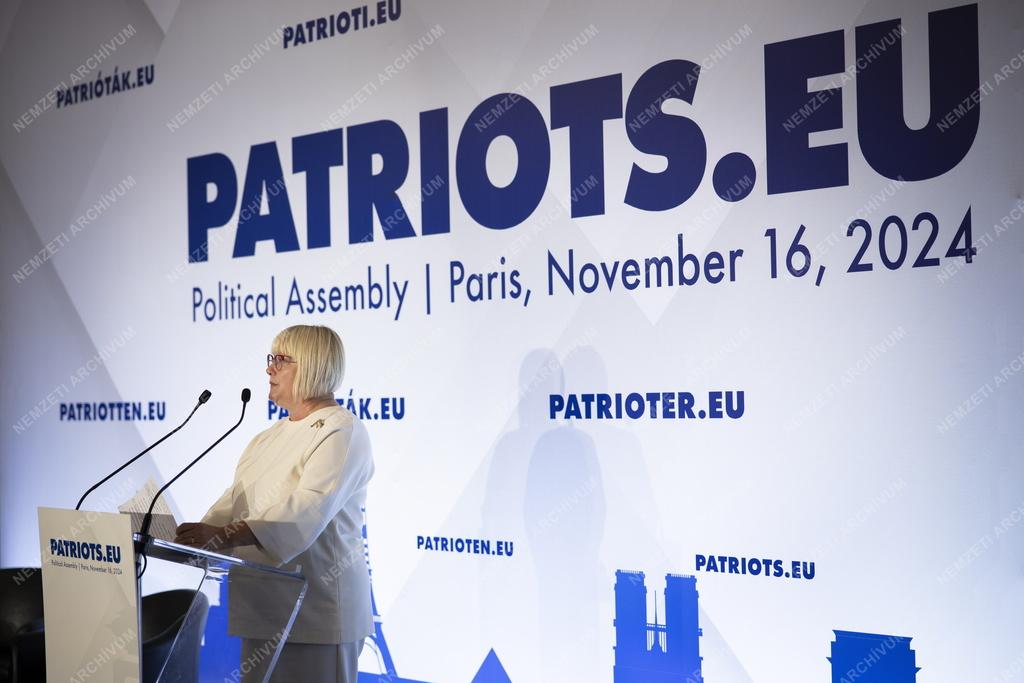 Gál Kinga Párizsban a Patrióták pártcsalád közgyűlésén