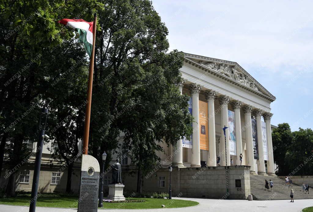 Városkép - Budapest - Nemzeti emlékhely a Múzeumkertben