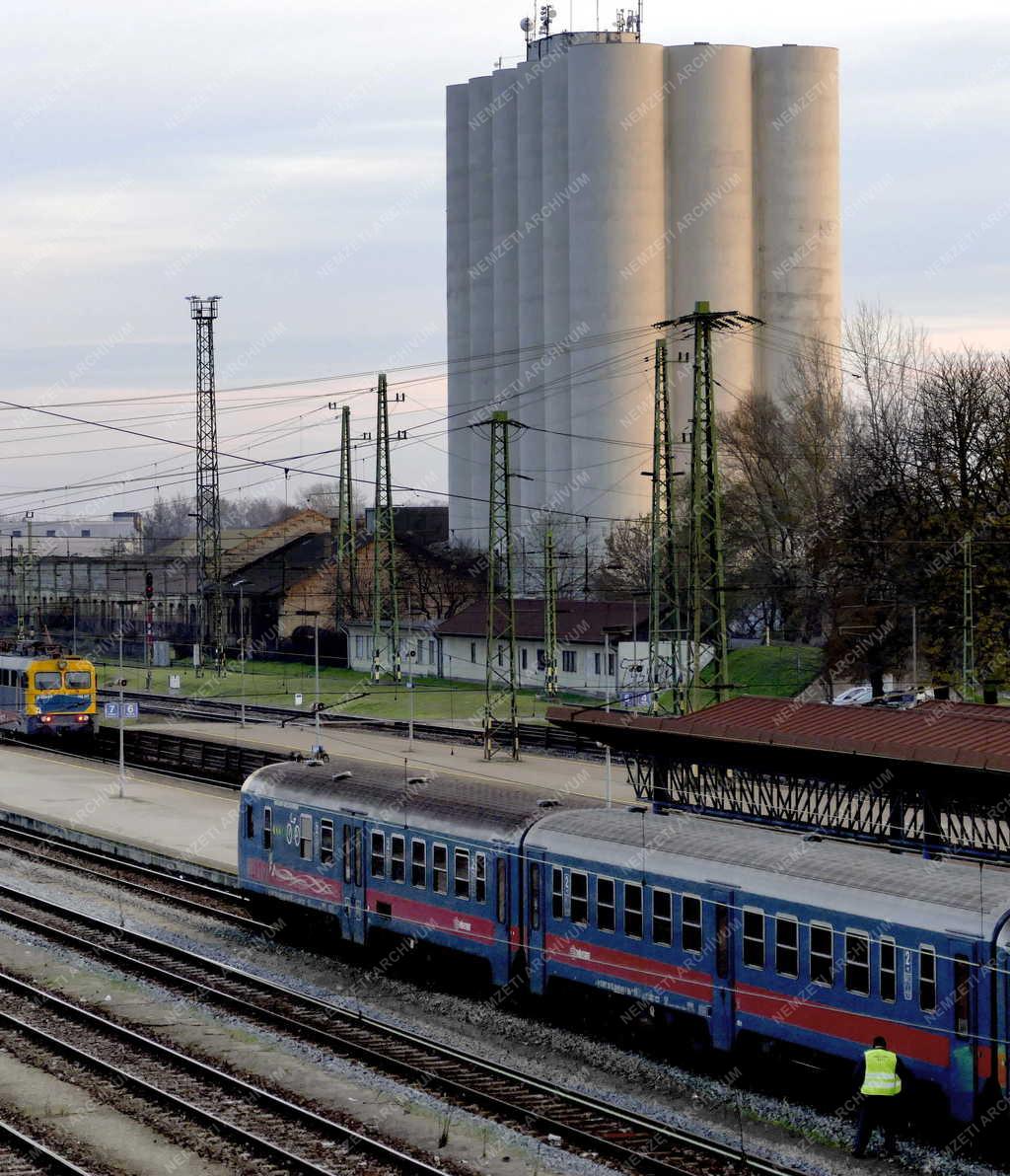 Városkép - Cegléd  - A város vasútállomásának rendezőtere