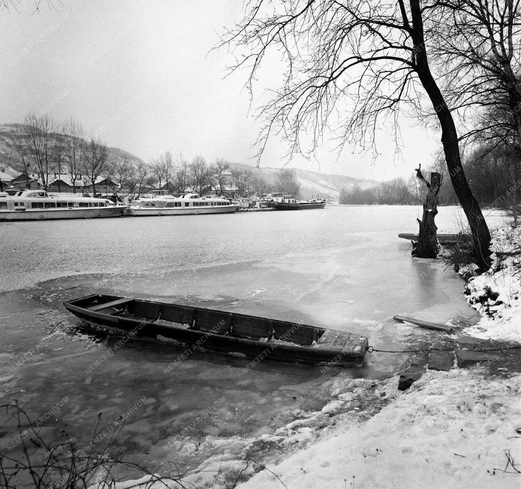 A jég fogságában - Telelnek a hajók