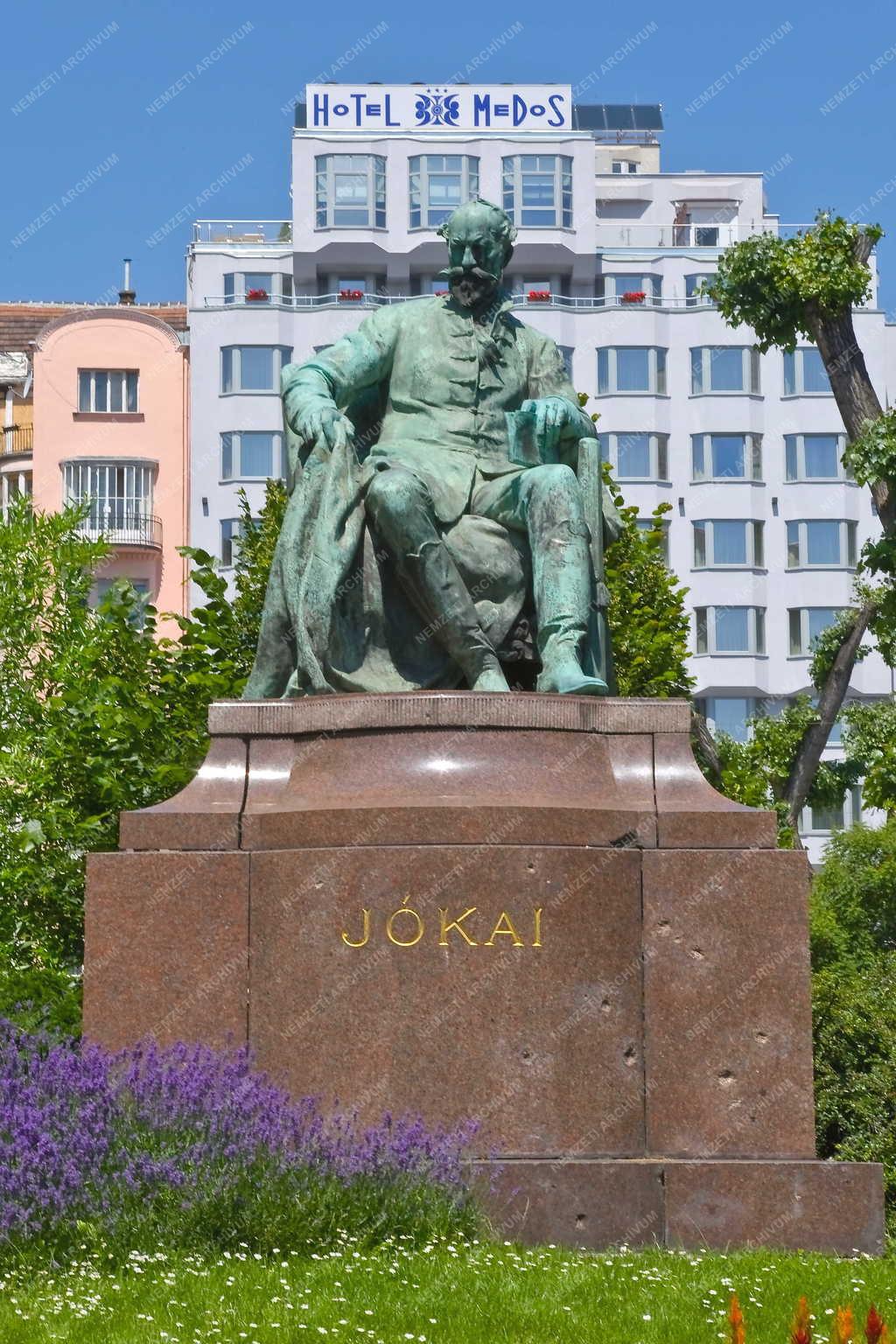 Jókai Mór író szobra