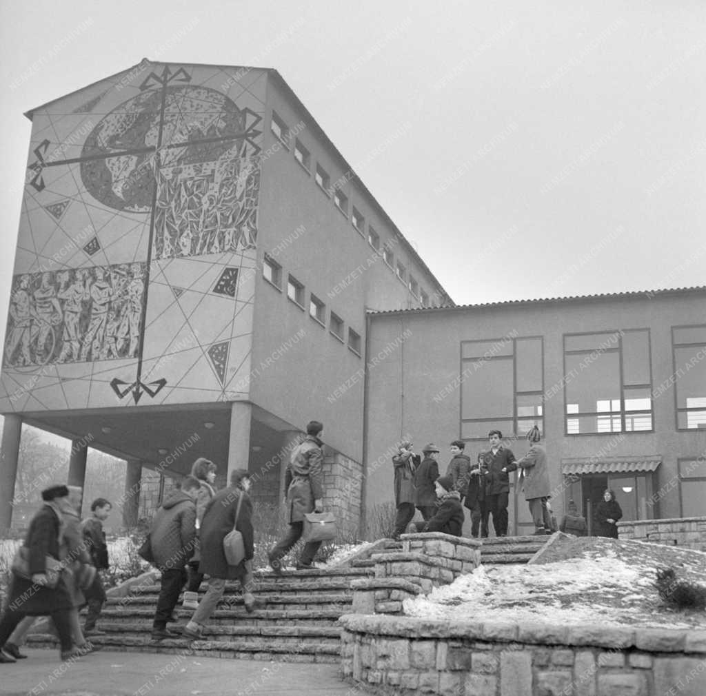 Városkép - Mártonhegyi Általános Iskola