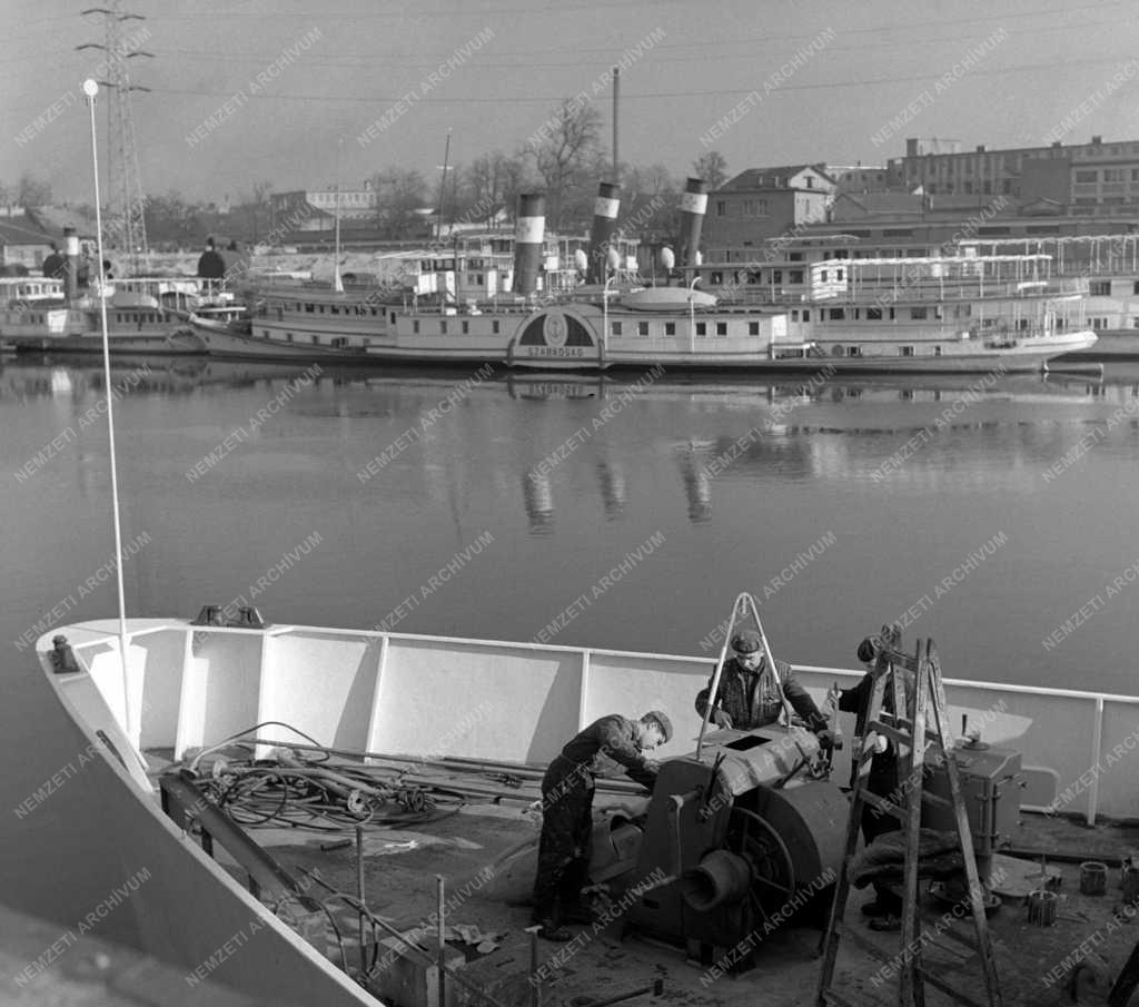 Közlekedés - MAHART személyhajók a téli kikötőben 