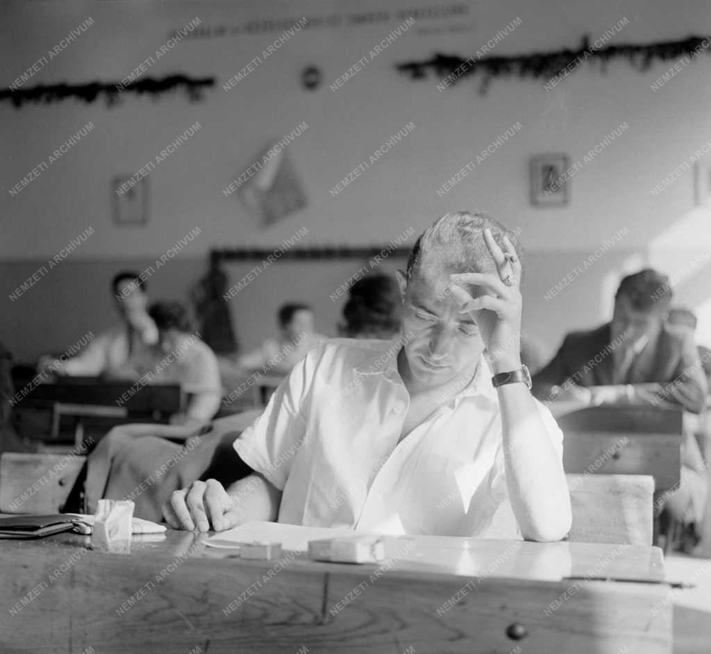 Iskola - Érettségi az Eötvös József Gimnázium esti tagozatán