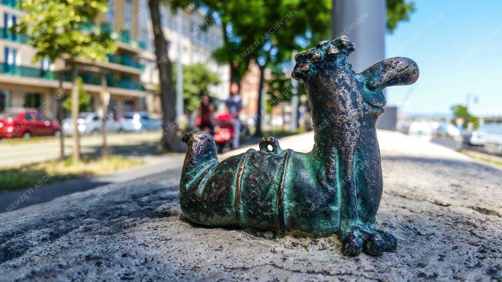 Műalkotás - Budapest - Szobrot állítottak a Főkukacnak