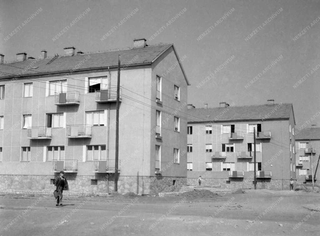 Városkép - Építőipar – Új lakóépületek Oroszlányban