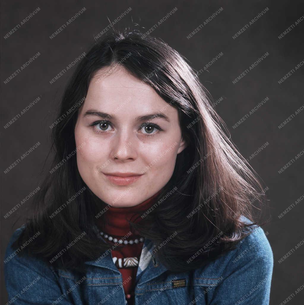 Színház - Hűvösvölgyi Ildikó