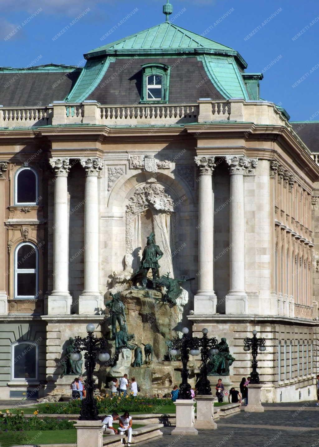 Mátyás kútja a Budavári Palota Hunyadi udvarában