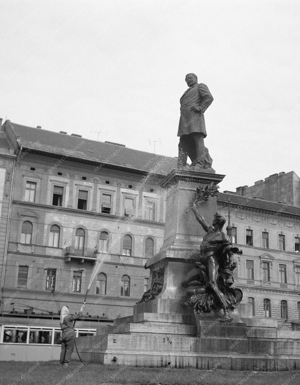 Emlékmű - Baross-szobor 