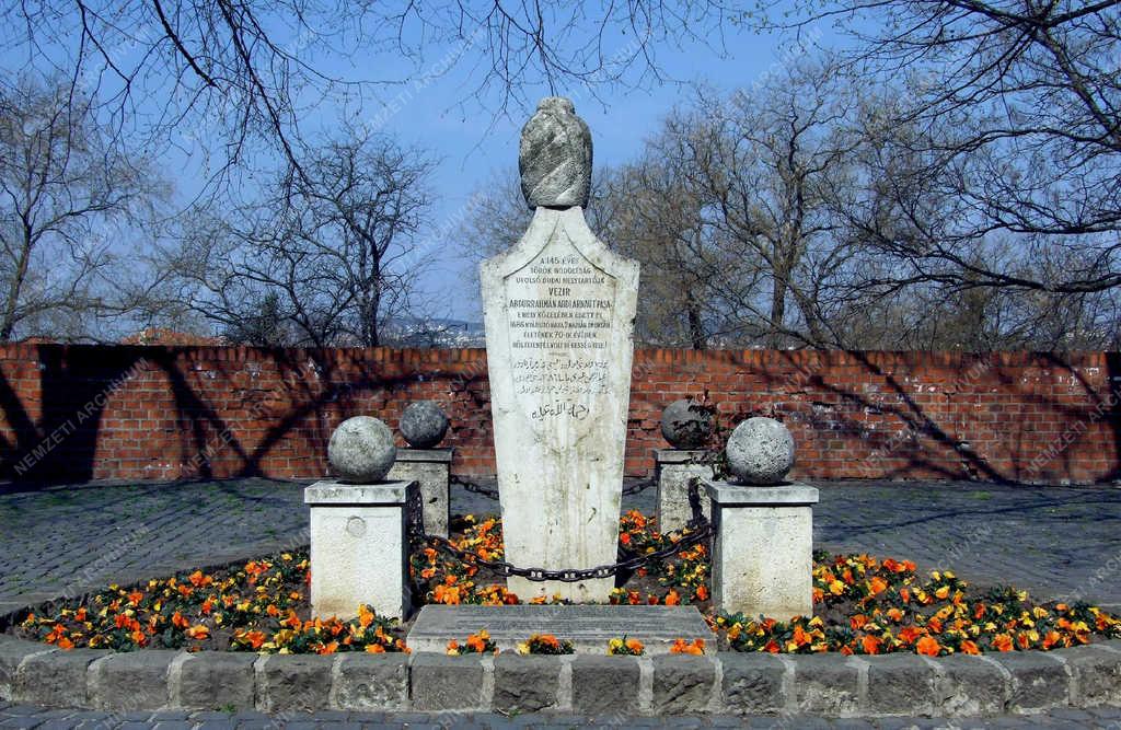 Városkép - Budapest - Török helytartó emlékműve a Várban