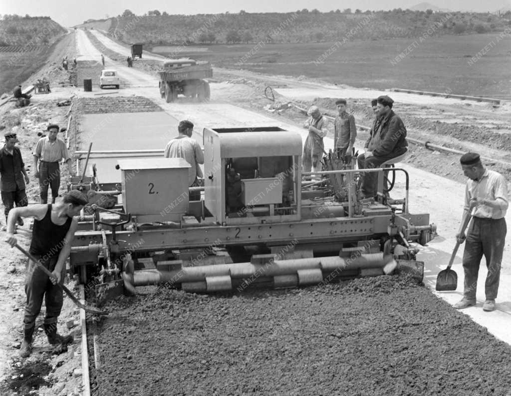 Közlekedés - Épül az autópálya Budaörsnél