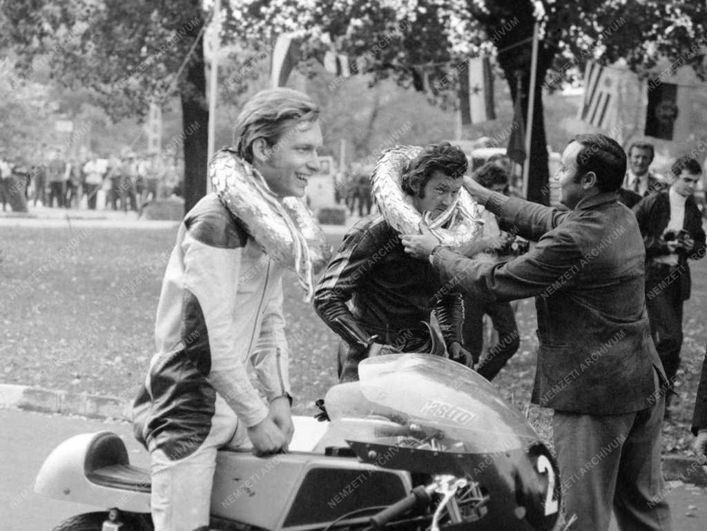 Sport - Nemzetközi és bajnoki gyorsasági motorverseny után