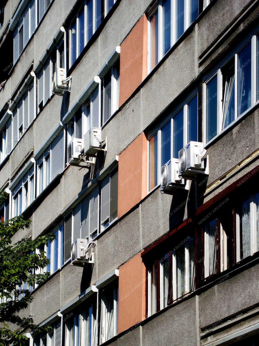 Épület - Budapest - Klímaberendezések a panel lakóépületen