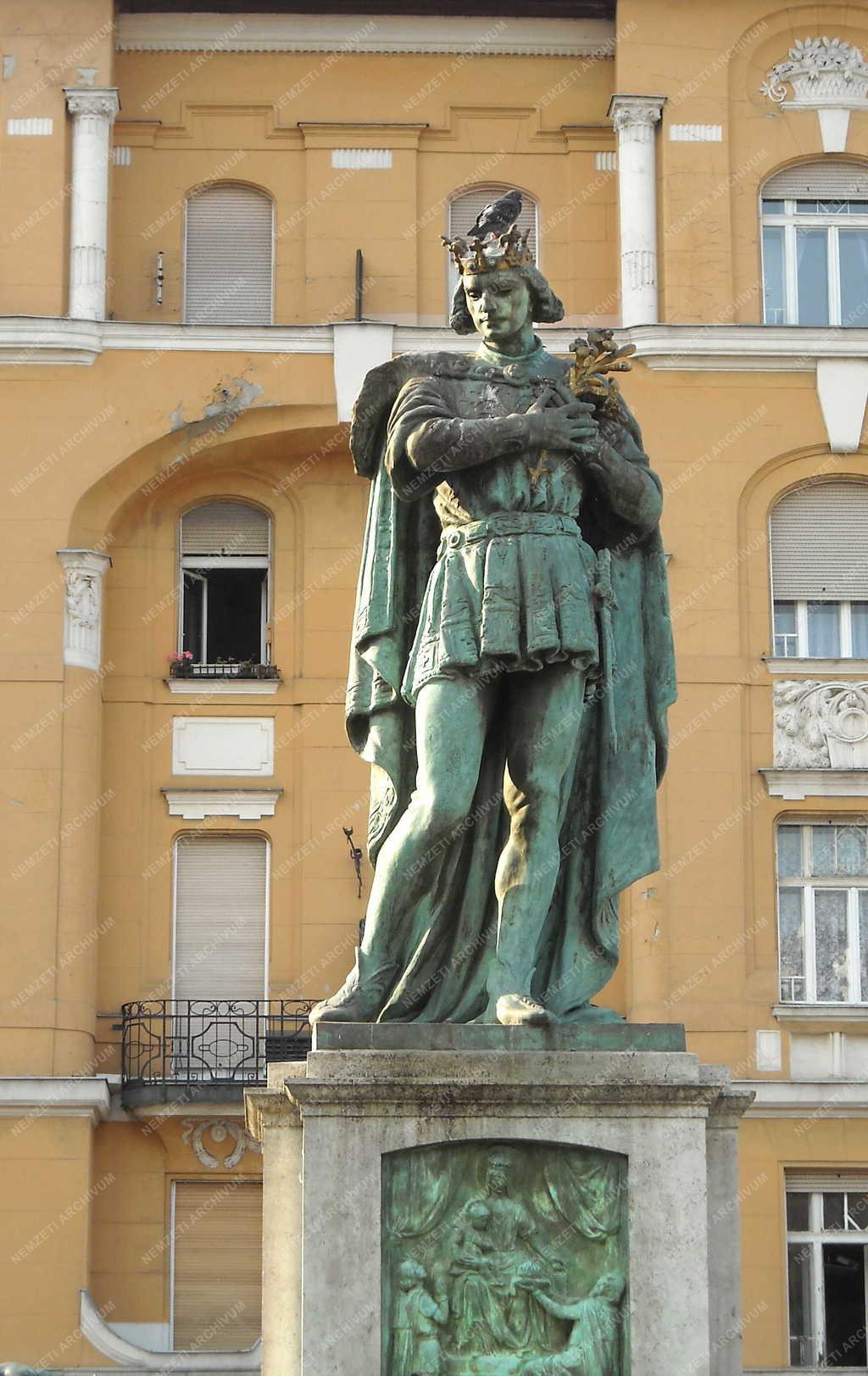 Városkép - Köztéri szobor
