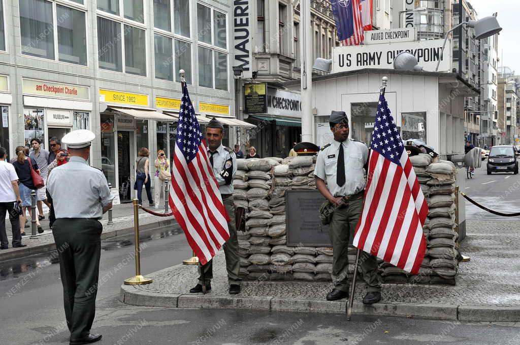 Idegenforgalom - Berlin - Turista a Checkpoint Charlie-nál