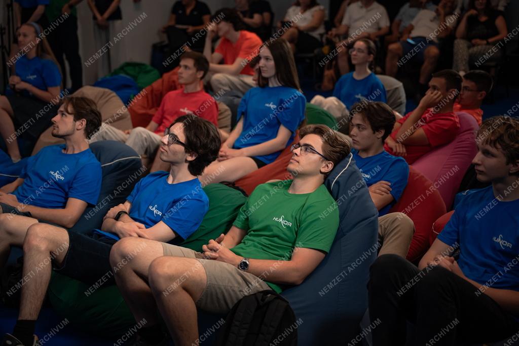 Axiom-4 küldetés - Kapu Tibort kérdezhették előben az OKTV-győztes diákok