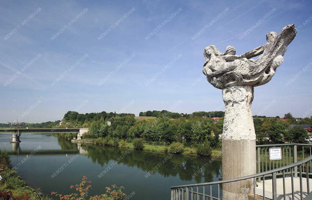 Műalkotás - Sellőszobor a bad abbach-i vízierőmű hídján