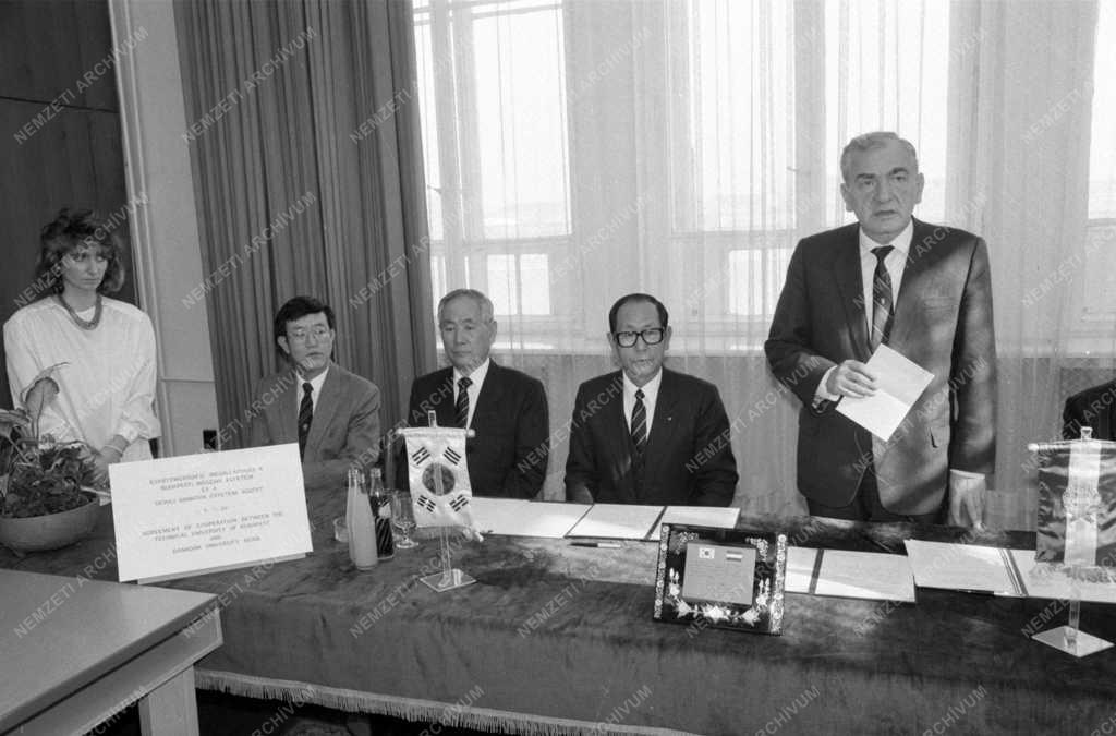 Külkapcsolat - Dél-koreai-magyar egyezmény aláírása a Műszaki Egyetemen