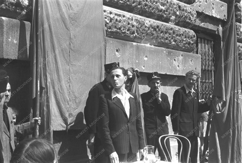 Történelem - Ságvári Endre-emléktábla leleplezése a Mária Terézia téren