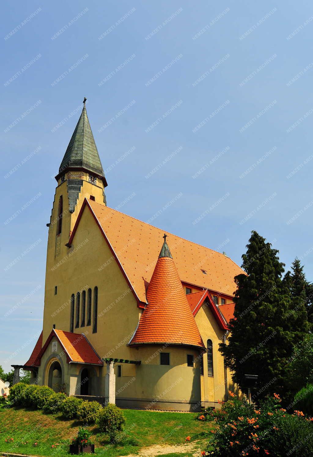 Egyházi épület - Ivánc - Szent Miklós templom