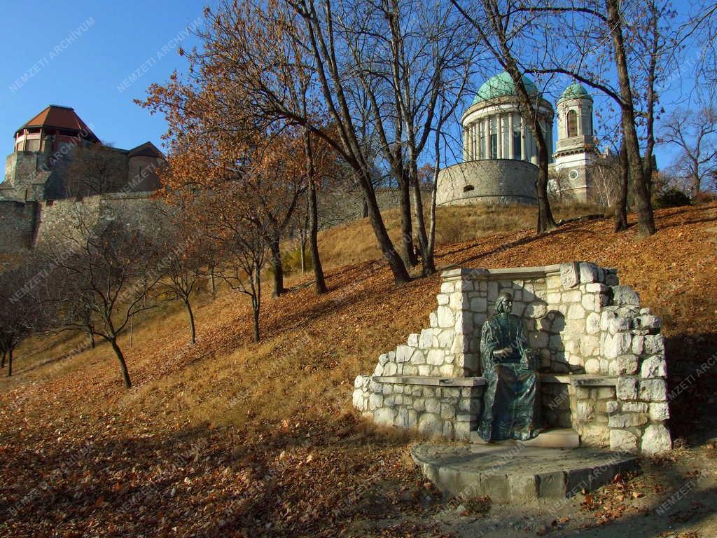Esztergom - Köztéri szobor - Vitéz János