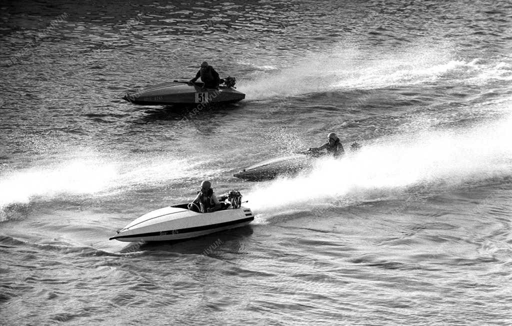 Ötszáz köbcentis CU osztályú motorcsónak EB Szegeden