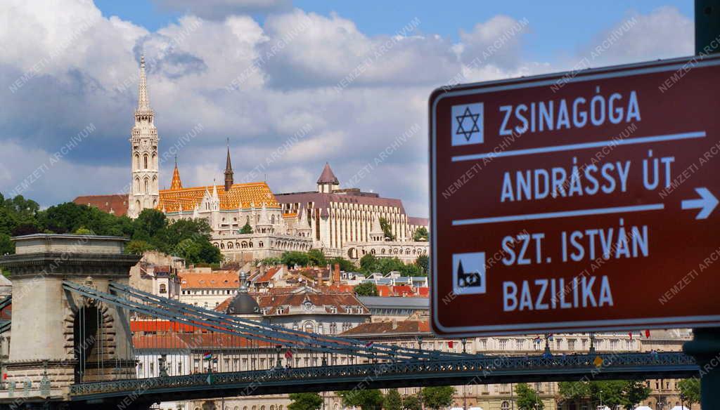 Budapest - Vár részlete . Lánchíd - Tájékoztató tábla