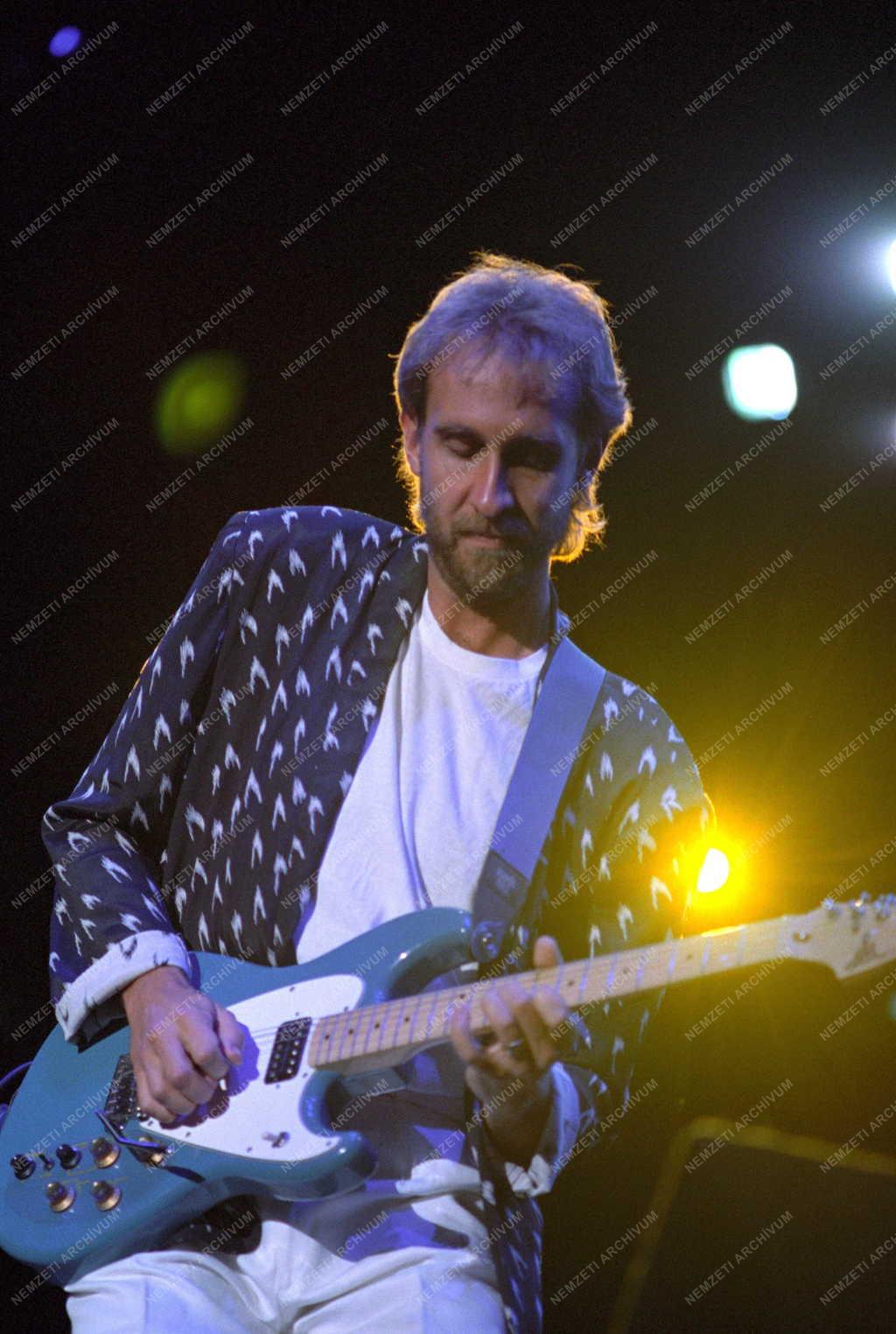 Kultúra - Könnyűzene - Genesis koncert a Népstadionban