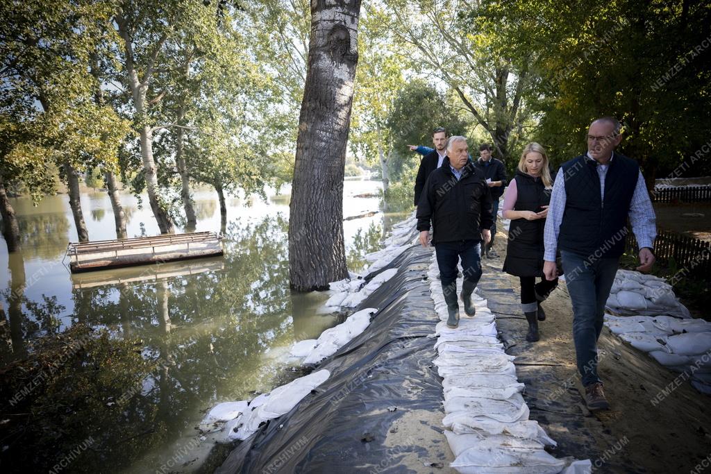 Árvíz - Baján tartott árvízvédelmi ellenőrzést Orbán Viktor