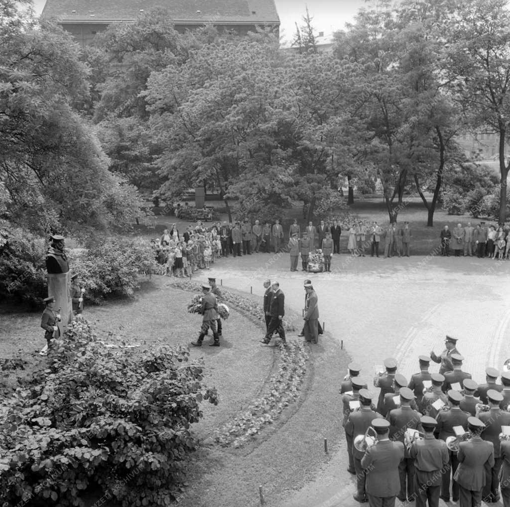 Évforduló - Kuzmik Lívia Garibaldi mellszobrának koszorúzása