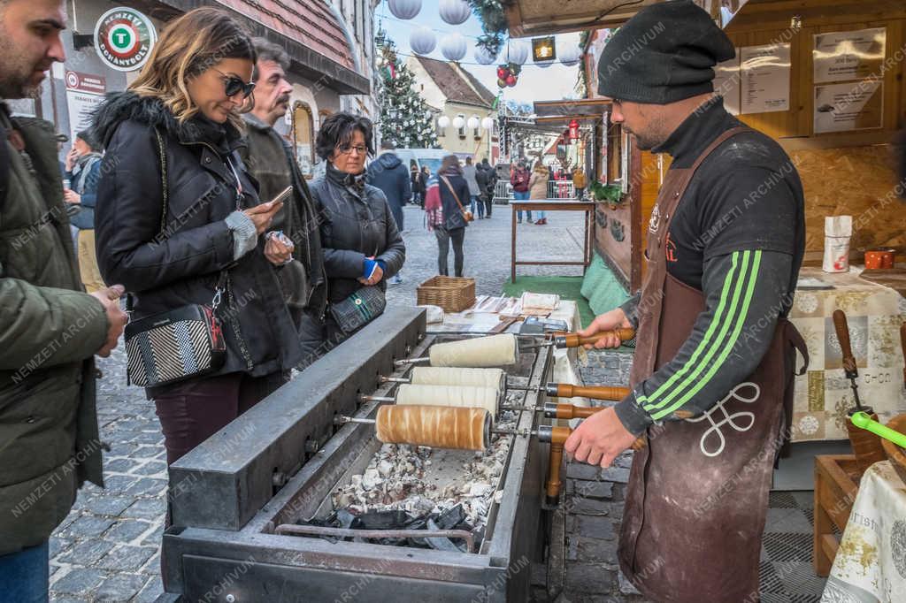 Turizmus - Szentendre - Kürtőskalács készítés