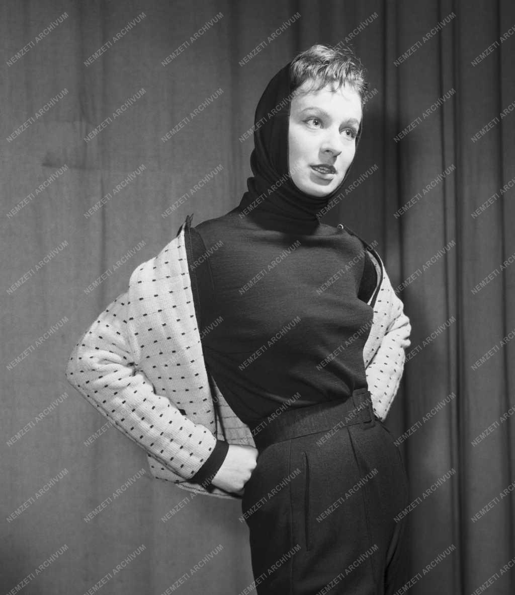 Divat - A Kötszövőipari Mintázó Üzem divatbemutatója