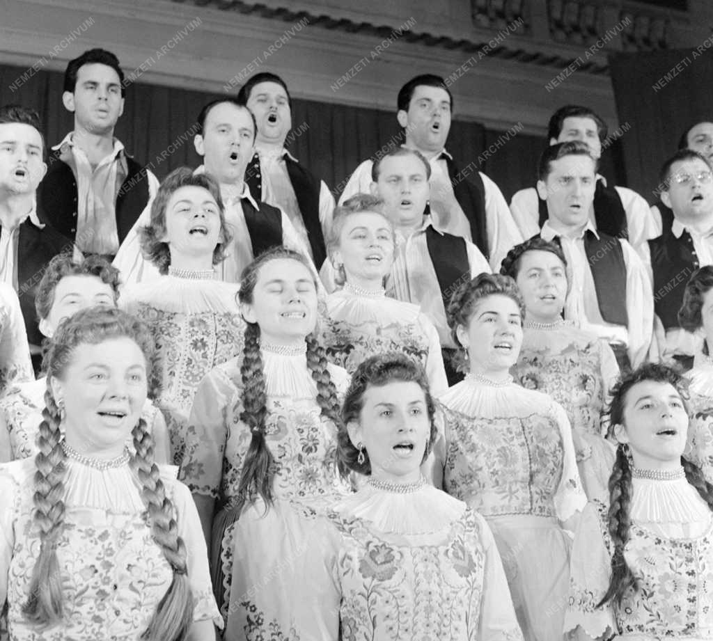 Kultúra - A Magyar Állami Népi Együttes énekkara