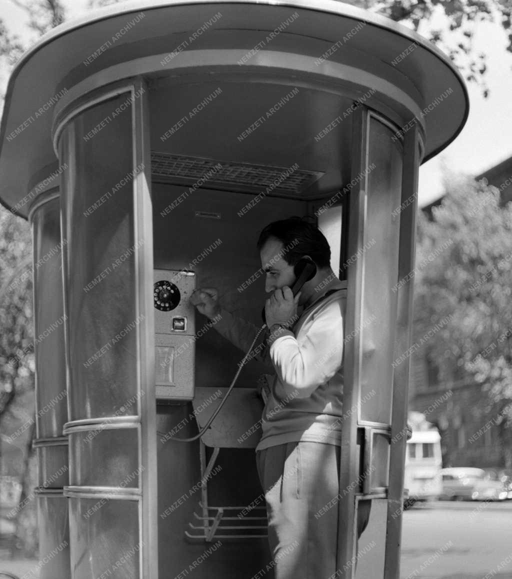 Távközlés - Városkép - Új telefonfülke a fővárosban